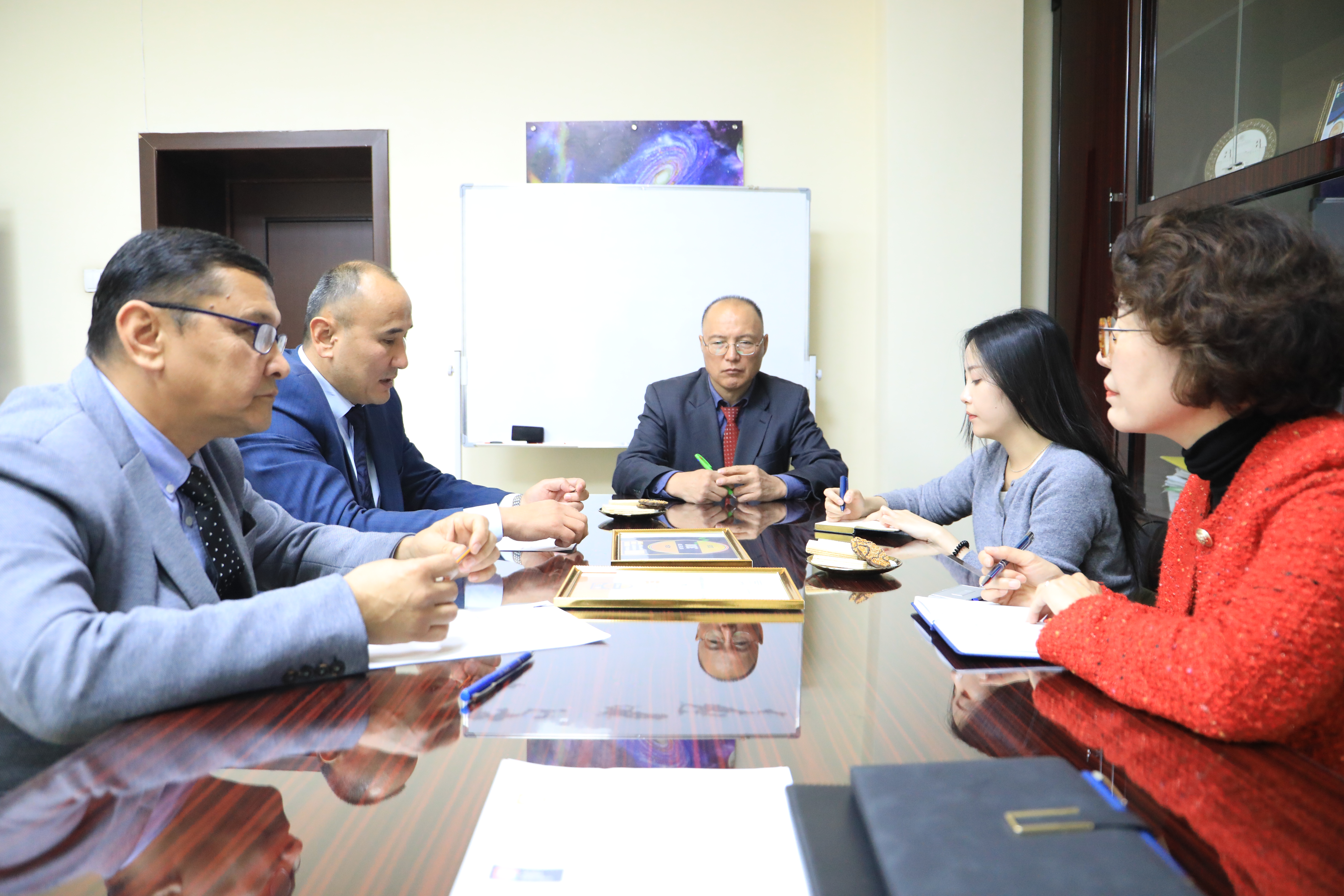 Chiroyli transvestitlarni qattiq sikish haqidagi porno video