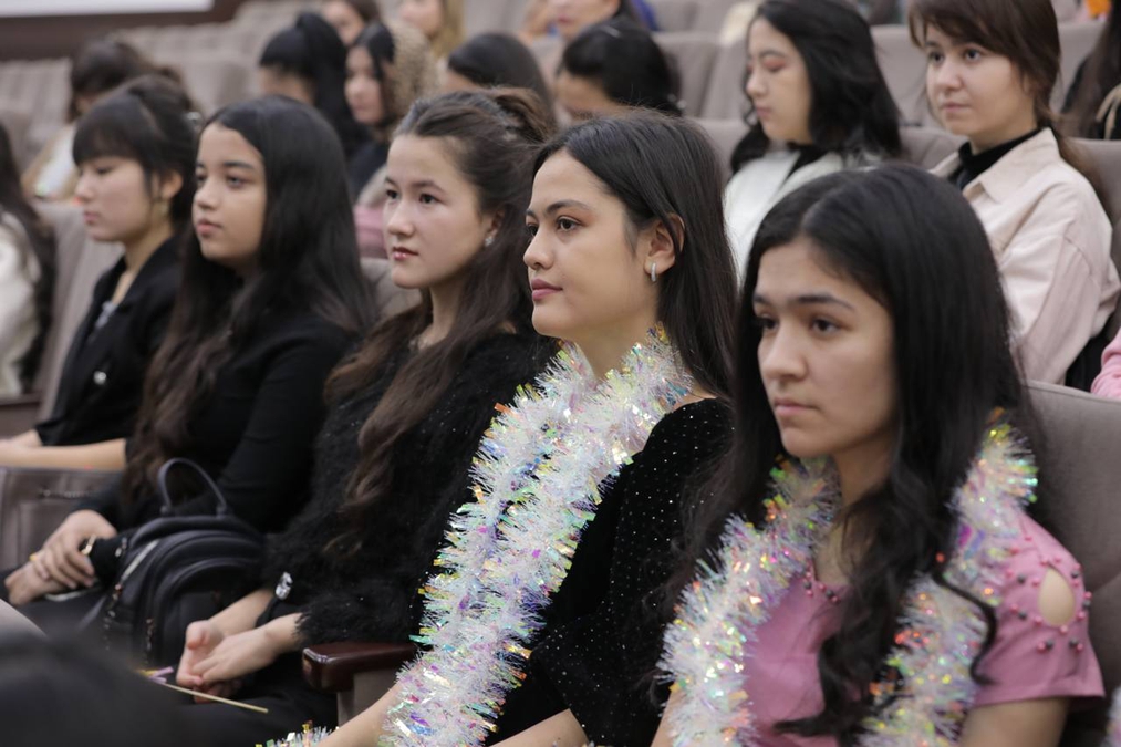 Bir vaqtning ozida ikkita xorozni ogziga oladi