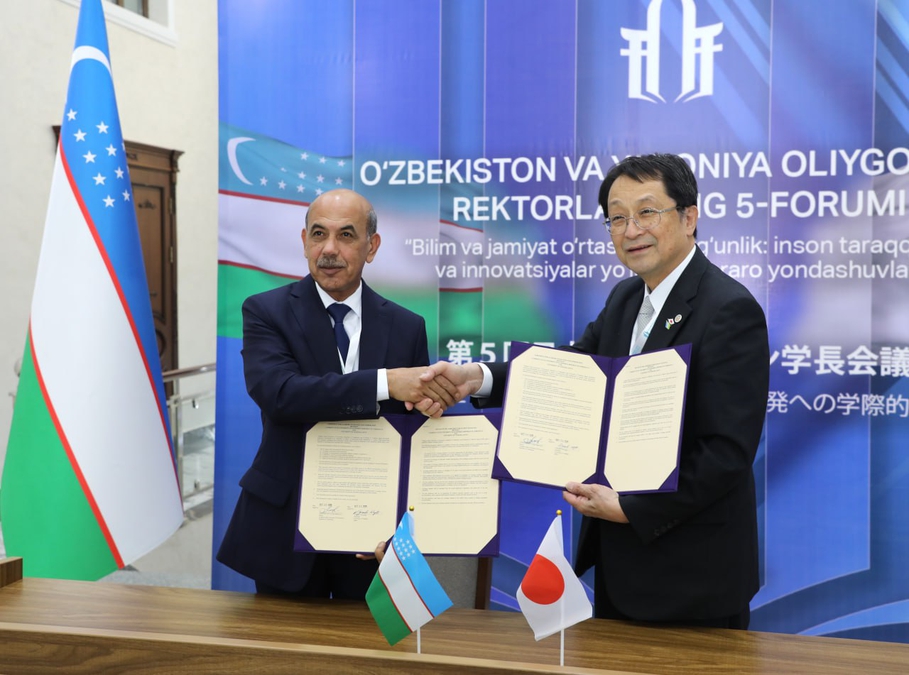 Yigitlar erkalanib, yuzlariga tegishadi