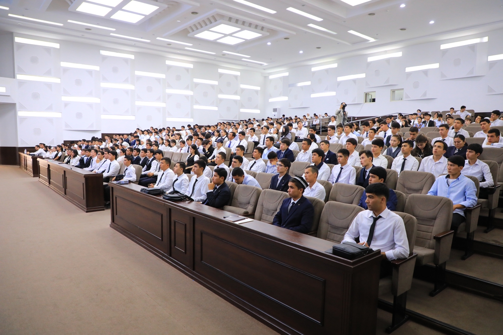 Ayol vites qutisida onanizm qiladi.