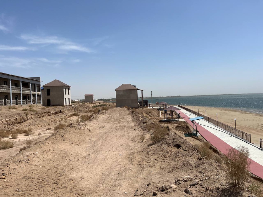 Bir shisha shampan vinosi bilan porno onlayn Jinsiy aloqada begonalar