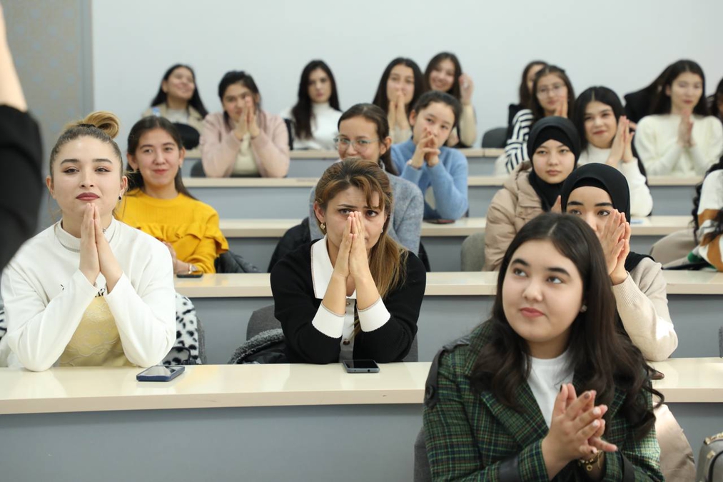 Современный студент. Общение по компьютеру. Человек за учебой. Летний университет 2023. Учащиеся студенты.